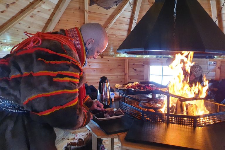Tradisjonell samisk mat tilberedes i lavvo ved bålet